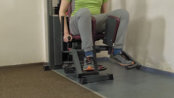 L'homme dans la salle de gym. En forme. Mode de vie sain — Video