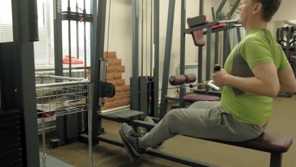 El hombre con sobrepeso comparte antojos más bajos, ejercicios de espalda, en el gimnasio. Fitness. Estilo de vida saludable — Vídeo de stock