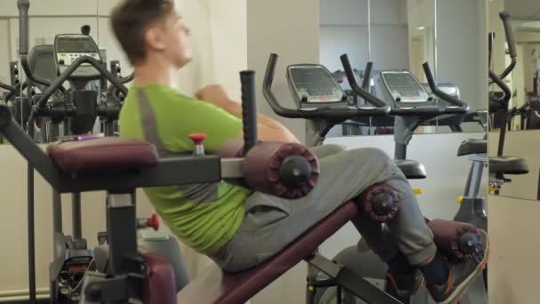 L'homme dans la salle de gym. En forme. Mode de vie sain — Video