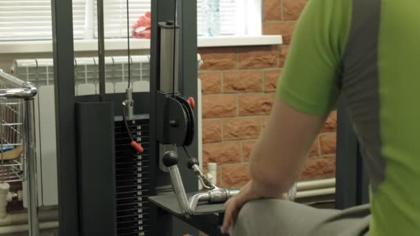 Nadwagą człowiek akcji niższe pragnienia, ćwiczenia z powrotem, w siłowni. Fitness. Zdrowy styl życia — Wideo stockowe