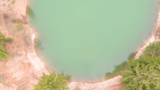 Schöner See in einem Krater mit türkisfarbenem Wasser. Hubschraubereinsatz. — Stockvideo