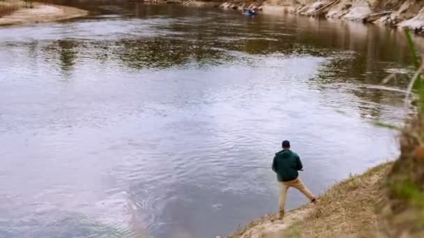 Volwassen man vangt vis op de rivier. — Stockvideo