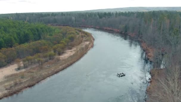 Річковий рафтинг. Повітряна стрільба з безпілотника — стокове відео