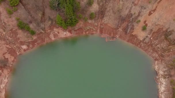 Nádherné jezero v kráteru s tyrkysovou vodou. Kopter. — Stock video