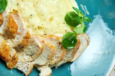 Tavuk göğsü ile beyaz pirinç. Rizotto. Gri ışıklı arka plan. Güzel yemek servisi.. 