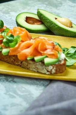 Açık gri bir arka plan üzerinde brockett ile sarı bir plaka. Yemeklerin güzel bir porsiyon. Restoran menüsü