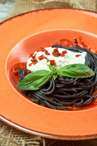 Spagettia mustekalan kanssa. Kaunis tarjoilu ruokia. Ravintolan menu — kuvapankkivalokuva