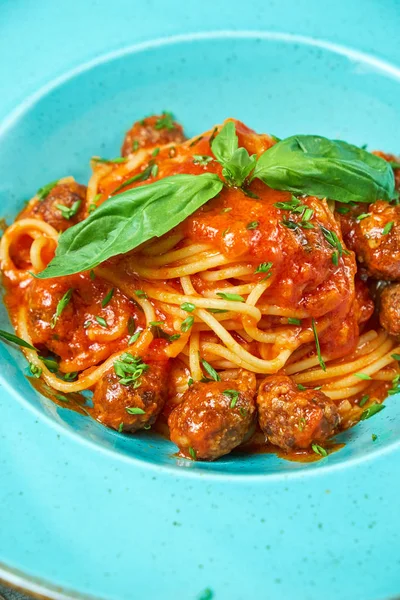 Pasta con polpette di carne. Bellissimi piatti di servizio. Menù ristorante — Foto Stock