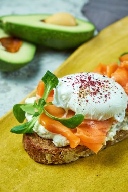 Açık gri bir arka plan üzerinde brockett ile sarı bir plaka. Yemeklerin güzel bir porsiyon. Restoran menüsü