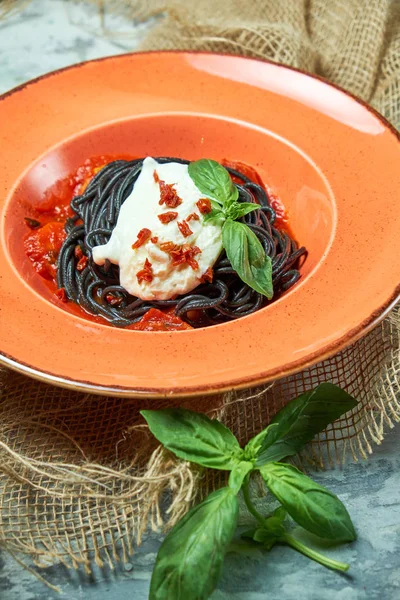 Mürekkep balığı mürekkesi ile spagetti . Yemeklerin güzel bir porsiyon. Restoran menüsü — Stok fotoğraf