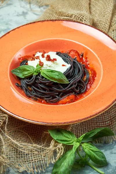 Spaghetti with cuttlefish ink . Beautiful serving of dishes. Restaurant menu — Stock Photo, Image