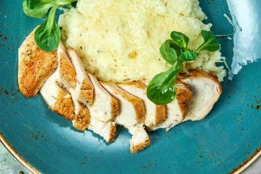 Tavuk göğsü ile beyaz pirinç. Rizotto. Gri ışıklı arka plan. Güzel yemek servisi.. 