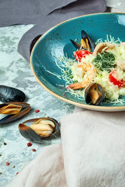 ข้าวขาวกับกุ้งและหอยแมลงภู่ พื้นหลังสีเทาอ่อน — ภาพถ่ายสต็อก