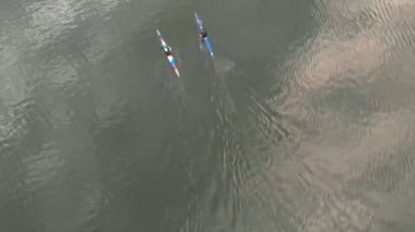 Nehirdeki mavi kanodaki atletler. Sağlıklı yaşam tarzı. Aktif spor. Drone ile hava çekimi.