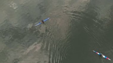 Nehirdeki mavi kanodaki atletler. Sağlıklı yaşam tarzı. Aktif spor. Drone ile hava çekimi.