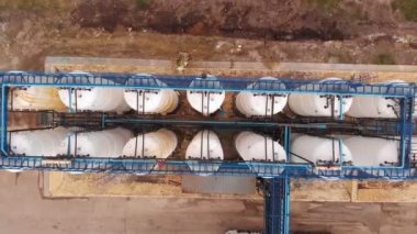 Atıksu arıtma tesisi, kanalizasyon arıtma tesisinde su geri dönüşümü, havadan görünüm. Ekoloji