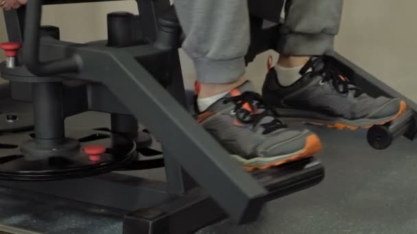 De man in de sportschool. Fitness. Gezonde levensstijl — Stockvideo