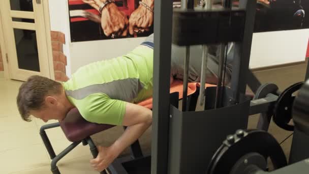 Mannen i gymmet. Fitness. Hälsosam livsstil — Stockvideo