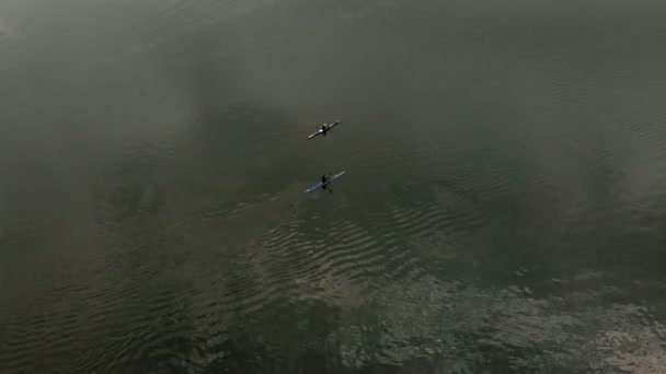 강가의 푸른 카누를 타고 있는 선수들. 건강한 라이프 스타일. 활동적인 스포츠. 드론으로 공기 촬영. — 비디오
