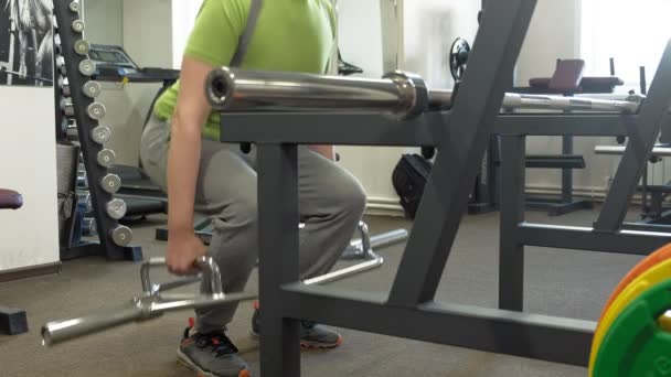 De man in de sportschool. Fitness. Gezonde levensstijl — Stockvideo