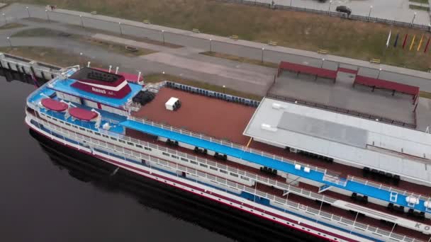 Motor fartyget på bryggan vid floden. Flygfotografering från drönaren — Stockvideo