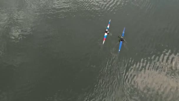 Atletas nas canoas azuis no rio. Estilo de vida saudável. Desporto activo. Filmagem de ar com drone . — Vídeo de Stock