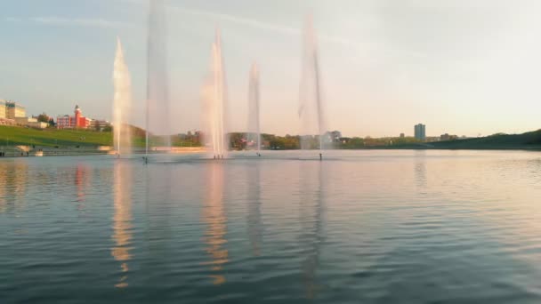 Wysokie fontanny o zachodzie słońca. Fotografowanie z dronem — Wideo stockowe