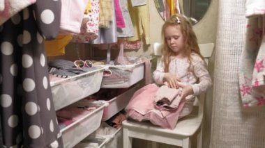Ev gardırobundaki güzel küçük kız. Moda çocuklar