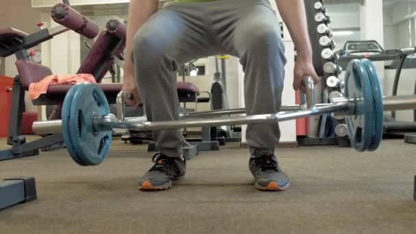 男人在健身房里健身。健康的生活方式 — 图库视频影像