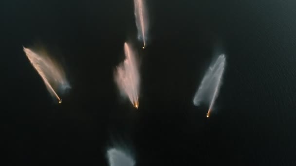 일몰에 높은 분수. 무인 항공기에서 공기 촬영 — 비디오