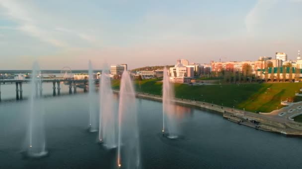 Fuentes altas al atardecer. Disparos de aire desde el dron — Vídeo de stock