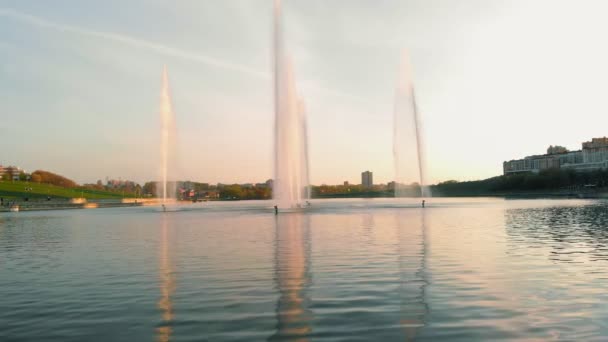 Hautes fontaines au coucher du soleil. Tir d'air du drone — Video