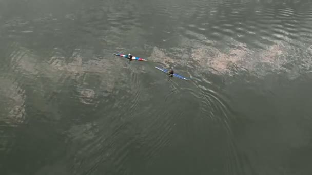 Αθλητές στα μπλε κανό στο ποτάμι. Υγιής τρόπος ζωής. Ενεργό άθλημα. Εναέρια γυρίσματα με τηλεκατευθυνόμενο. — Αρχείο Βίντεο