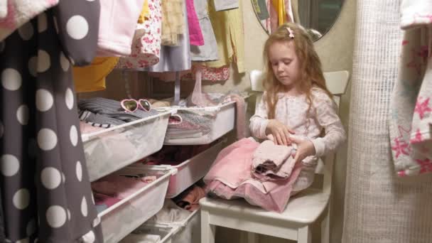 Hermosa niña en el armario del hogar. Niños de moda — Vídeos de Stock