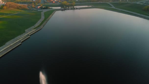 Vysoké fontány při západu slunce. Střelba z dronu — Stock video