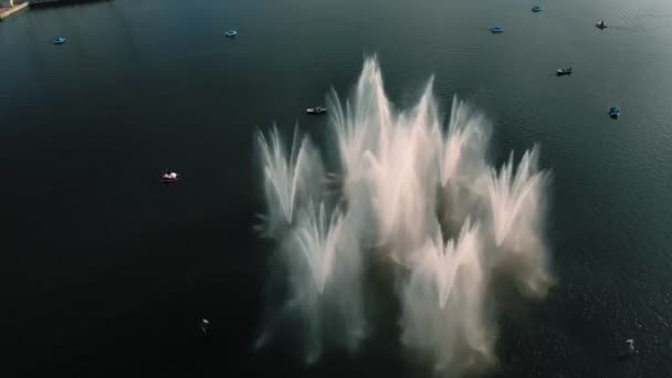 Fontes altas ao pôr-do-sol. Tiro de ar do drone — Vídeo de Stock