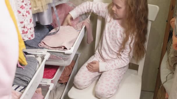 Schönes kleines Mädchen im heimischen Kleiderschrank. Modische Kinder — Stockvideo