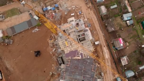 Construction d'un immeuble résidentiel de grande hauteur. Tir aérien depuis le drone — Video