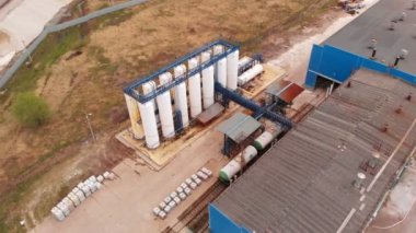 Atıksu arıtma tesisi, kanalizasyon arıtma tesisinde su geri dönüşümü, havadan görünüm. Ekoloji