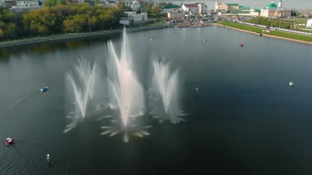 Hoge fonteinen bij zonsondergang. Lucht schieten vanuit de drone — Stockvideo