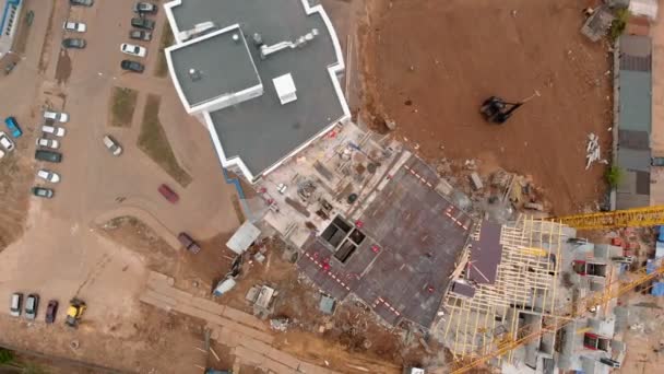 Construção de um edifício residencial. Tiro aéreo do drone — Vídeo de Stock