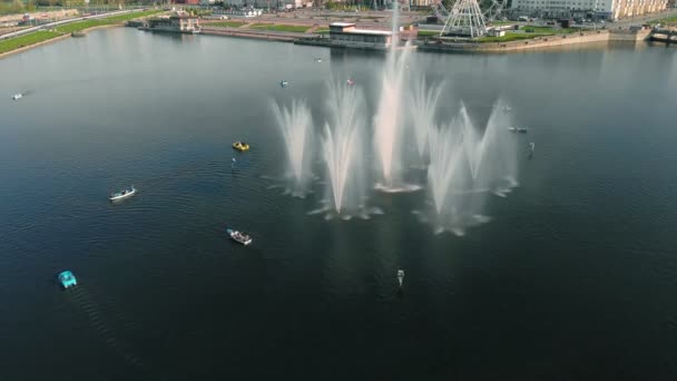 Magas szökőkutak naplementekor. Levegő lövés a drone — Stock videók