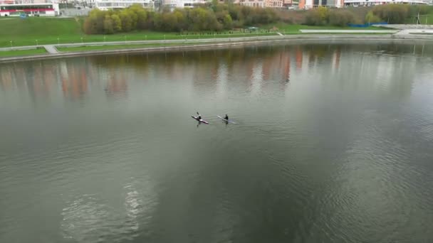Αθλητές στα μπλε κανό στο ποτάμι. Υγιής τρόπος ζωής. Ενεργό άθλημα. Εναέρια γυρίσματα με τηλεκατευθυνόμενο. — Αρχείο Βίντεο