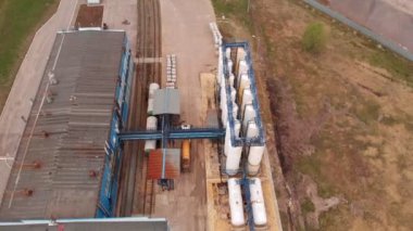 Atıksu arıtma tesisi, kanalizasyon arıtma tesisinde su geri dönüşümü, havadan görünüm. Ekoloji