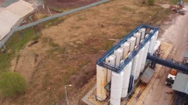Atıksu arıtma tesisi, kanalizasyon arıtma tesisinde su geri dönüşümü, havadan görünüm. Ekoloji