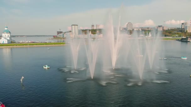 Vysoké fontány při západu slunce. Střelba z dronu — Stock video