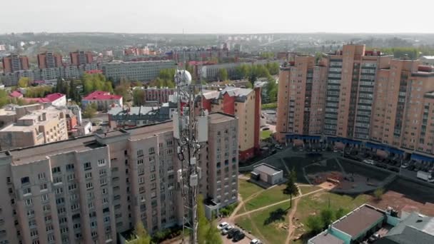 Torre Celular. Ambiente urbano, edifícios residenciais. Tiro aéreo do drone — Vídeo de Stock