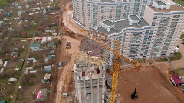 Budowa wieżowego budynku mieszkalnego. Strzelanie lotnicze z drona — Wideo stockowe