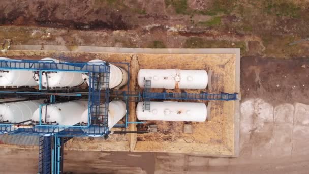 Planta de tratamiento de aguas residuales, reciclaje de agua en la planta de tratamiento de aguas residuales, vista aérea. Ecología — Vídeo de stock