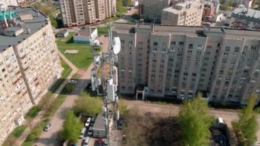 Baz istasyonu. Kentsel çevre, konut binaları. İhA'dan havadan çekim